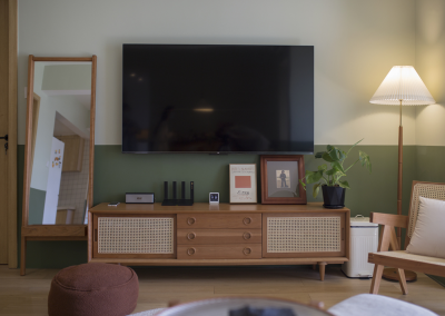 “半墻主義”+ 原木色的北歐復(fù)古之家